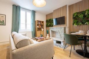 a living room with a couch and a table at Tropical Escape near city center Fiber Netflix in Montluçon