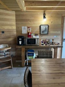 Kuchyň nebo kuchyňský kout v ubytování L'Hôtel Enfoncé, chambres d'hôtes