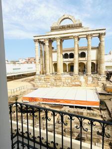 Balkón nebo terasa v ubytování Apartamentos Templo Diana -Vistas Históricas-