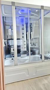 a display window of a laboratory with a chair in it at Convenient Booking B&B in Rome