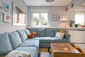 ゲチョにあるLovely apartment in Getxoの青いソファとテーブルのあるリビングルーム