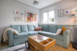 ゲチョにあるLovely apartment in Getxoの青いソファとコーヒーテーブルのあるリビングルーム +27枚の写真