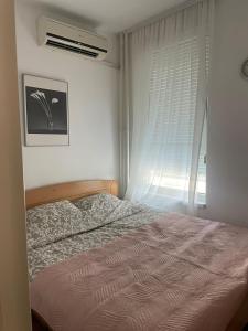 Manhattan apartman Jorgovan Belvil 객실 침대