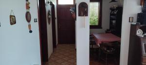 une cuisine avec une table et une porte donnant sur une pièce dans l'établissement Panoráma Apartman, à Balatonalmádi