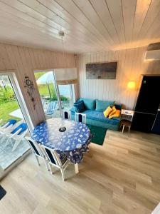una sala de estar con una mesa y un sofá en Bałtycka Strefa, en Władysławowo