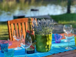 Exclusive Riverside House in the Center of Bosa - Private Garden and Parking" Bosa Apartments italokat is kínál