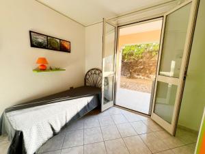 A bed or beds in a room at Exclusive Riverside House in the Center of Bosa - Private Garden and Parking" Bosa Apartments