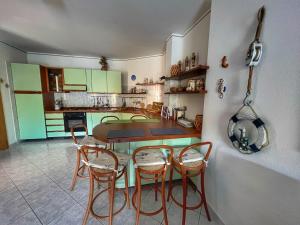 A kitchen or kitchenette at Exclusive Riverside House in the Center of Bosa - Private Garden and Parking" Bosa Apartments Még 26 kép