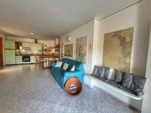 A kitchen or kitchenette at Exclusive Riverside House in the Center of Bosa - Private Garden and Parking" Bosa Apartments