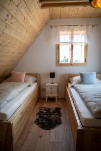 Giường trong phòng chung tại Chalupa JaRo