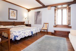 A bed or beds in a room at Casa de Campoo