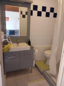 a bathroom with a sink and a toilet at Appartement dans Villa à marignane in Marignane
