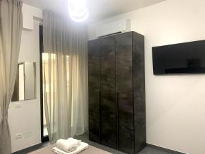 a bathroom with a large black cabinet with towels at Charm Room 22 in Termoli