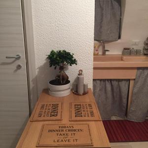 una mesa de madera con una maceta encima en Appartamento Annamaria en Ostuni