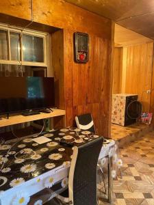 Televiisor ja/või meelelahutuskeskus majutusasutuses Guesthouse Lizi & Elene +28 fotot