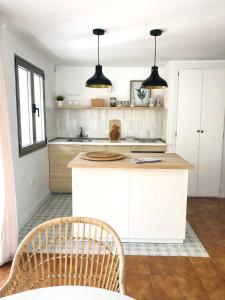 A kitchen or kitchenette at Casa Alejandro Las Vistas