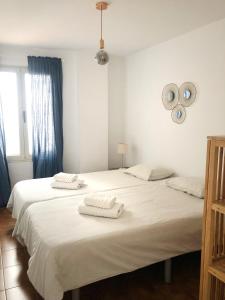 A bed or beds in a room at Casa Alejandro Las Vistas