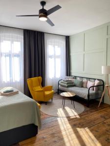 Voodi või voodid majutusasutuse FOUR ROOMS Carlsbad Authentic toas