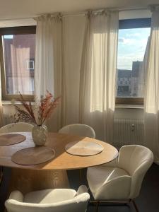 ein Esszimmer mit Tisch und Stühlen und einem Fenster in der Unterkunft Central two-story Loft in Nurembergs best location in Nürnberg + 30 Fotos