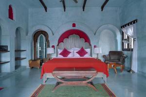 Voodi või voodid majutusasutuse Pushkar Fort - Luxury Heritage Resort toas