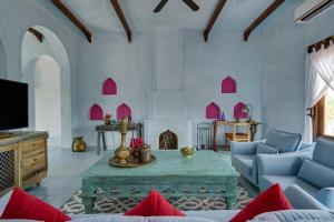 Televiisor ja/või meelelahutuskeskus majutusasutuses Pushkar Fort - Luxury Heritage Resort