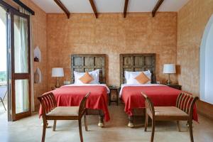 Voodi või voodid majutusasutuse Pushkar Fort - Luxury Heritage Resort toas