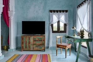 Televiisor ja/või meelelahutuskeskus majutusasutuses Pushkar Fort - Luxury Heritage Resort