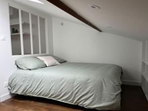 Una cama o camas en una habitación de Appartement refait à neuf à proximité du centre ville