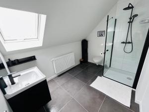 Bilik mandi di Woning in Schoten, Antwerpen +16 gambar