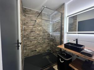 Kúpeľňa v ubytovaní LoveRoom avec SPA privatif Plélo