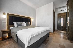 a bedroom with a large bed in a room at Selora Vama Veche in Vama Veche
