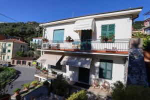 een wit huis met een balkon en een straat bij Appartamento Panoramic in Lerici