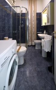 een badkamer met een toilet, een wastafel en een wasmachine bij Appartamento Panoramic in Lerici +26 foto's