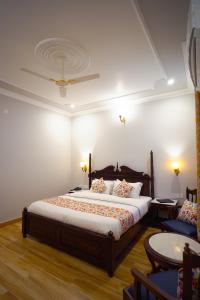 Postel nebo postele na pokoji v ubytování Chitawa Haveli jaIpur