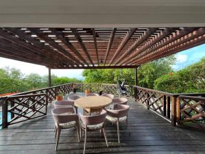 Balcone o terrazza di Private villa with large pool & 5min walk to beach