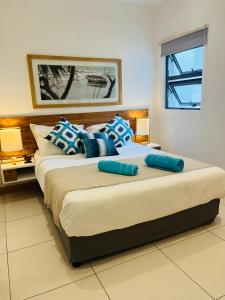 Postel nebo postele na pokoji v ubytování SPECIAL OFFER Prime Seafront Apartment in Latitude, Black River 100 Mbps fast internet connection + 17 fotografií