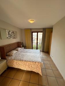a bedroom with a large bed and a window at Alfaz del Sol Piscina y Relax in L’Alfàs del Pi
