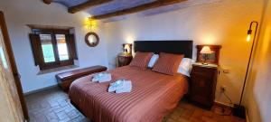 une chambre avec un grand lit avec deux serviettes dessus dans l'établissement Cal Colina - Karaktervol landhuis met privé zwembad, à Pacs del Penedes 24 autres photos