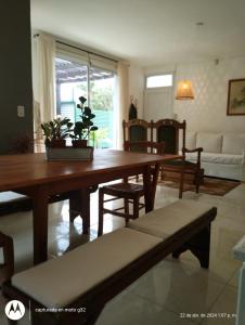 Una sala de estar con una mesa y sillas de madera. en La Querencia, en Lincoln 18 fotos más