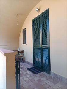 a green door on the side of a building at B&B merilyn house in Caserta