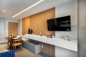 uma sala de estar com uma televisão na parede em Apartamento em Maceio - Loft 1208 em Maceió
