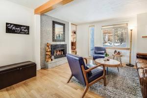 een woonkamer met een tafel en een open haard bij Alpine Cottage Hideaway in Stateline