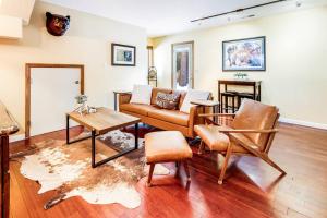 een woonkamer met een bank en een tafel bij Alpine Cottage Hideaway in Stateline