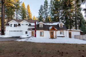 een wit huis met sneeuw op de grond bij Alpine Cottage Hideaway in Stateline