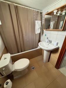 ein Badezimmer mit Toilette und Waschbecken in der Unterkunft VALENTINA Luxury apartment in Kavala + 2 Fotos