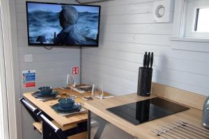 TV a/nebo společenská místnost v ubytování Kintyre Glamping Pods