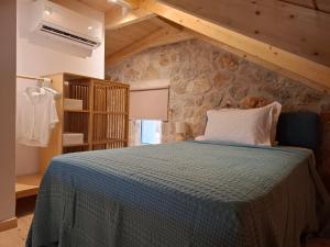 Postel nebo postele na pokoji v ubytování Pnoes Villas Vasiliki Lefkada + 37 fotografií