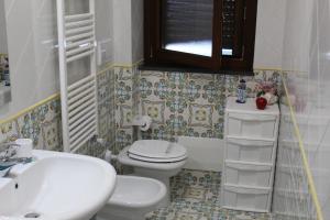 a bathroom with a toilet and a sink at Luxury Apartment nel Cilento - 10 min da Ascea e mare, WiFi & parcheggio in Castelnuovo Cilento +29 photos