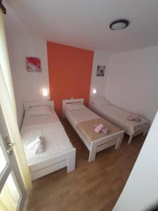 Posteľ alebo postele v izbe v ubytovaní Apartmants Emy