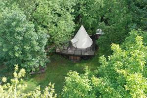 CambounèsLe tipi à Marie, déconnectez- vous !!!的树上甲板上的白色帐篷